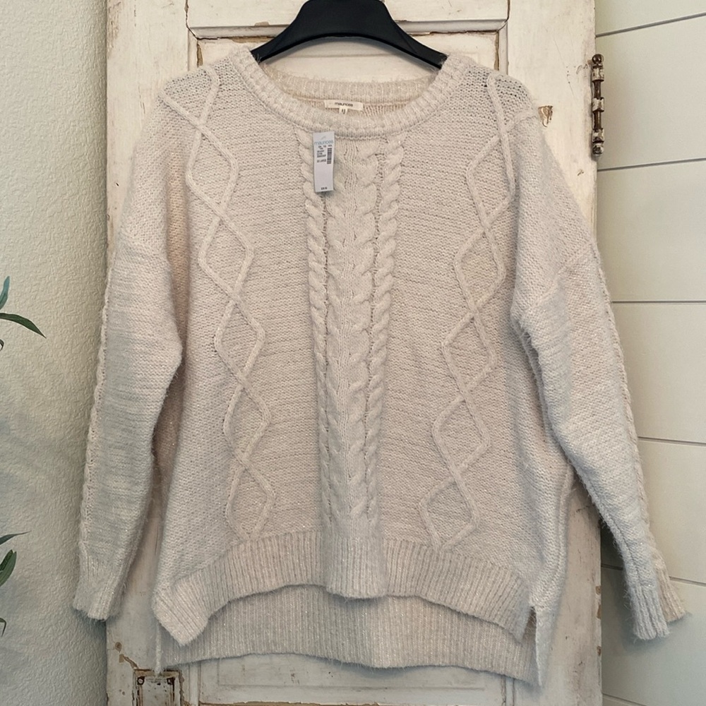 Maurice’s vanilla w/sparkles knotted design sweater. Sz XXL